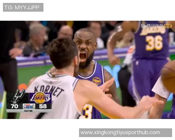 詹姆斯训练中全力指挥防守轮转声音嘶哑展现领袖风范